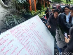 Demo Ricuh Bandung: 97 Mahasiswa Dirawat di Unisba, 4 Dibawa ke RS