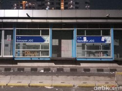 Dilempari Batu, Kaca Halte TransJ Senayan JCC Pecah-Lampunya Mati