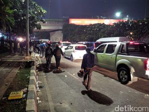 Mahasiswa di Sekitar JCC Terurai, Jl Gatsu Arah Cawang Mulai Bisa Dilintasi