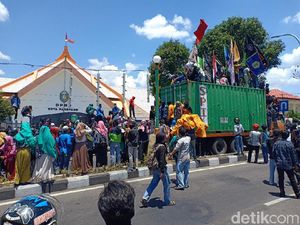 Massa #Pareparemelawan Sandera Kontainer, Minta Ditemui Anggota Dewan