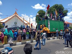 Massa #Pareparemelawan Sandera Kontainer, Minta Ditemui Anggota Dewan