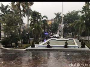 Massa Demo Bubar, Gedung DPRD Sumbar Rusak dan Berantakan Massa Demo Bubar, Gedung DPRD Sumbar Rusak dan Berantakan