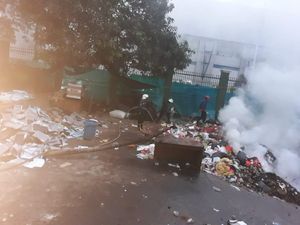 Lemparan Molotov di Area DPR Bikin Sampah Terbakar, Damkar Bergerak Lemparan Molotov di Area DPR Bikin Sampah Terbakar, Damkar Bergerak