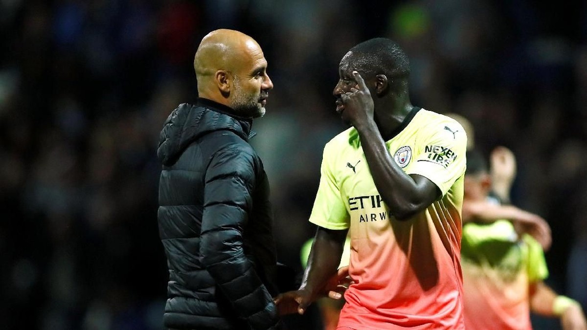 Pep Guardiola menyebut tweet Bernardo Silva dan Benjamin Mendy cuma bercandaan (Jason Cairnduff/Reuters)