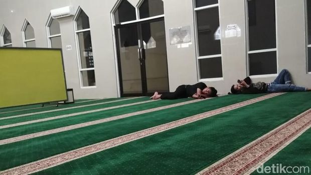 Video polisi bersepatu masuk masjid sempat viral di medsos. Polda Sulsel menyampaikan permohonan maaf