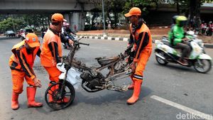 Bangkai Motor Sisa Kerusuhan Aksi Demo Mahasiswa Dipindahkan