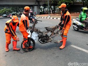 Bangkai Motor Sisa Kerusuhan Aksi Demo Mahasiswa Dipindahkan