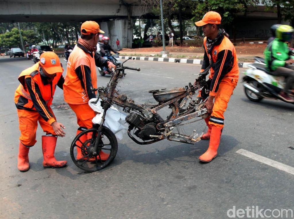 Bangkai Motor Sisa Kerusuhan Aksi Demo Mahasiswa Dipindahkan Bangkai Motor Sisa Kerusuhan Aksi Demo Mahasiswa Dipindahkan