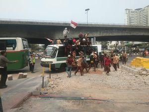 Hendak ke DPR, Belasan Pelajar #STMMelawan Ditangkap Polisi di Slipi