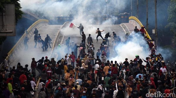 Massa Pelajar dan Polisi Bentrok di Slipi