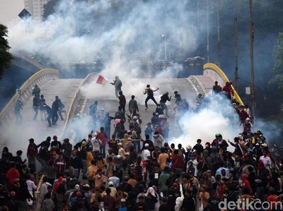 Massa Pelajar dan Polisi Bentrok di Slipi