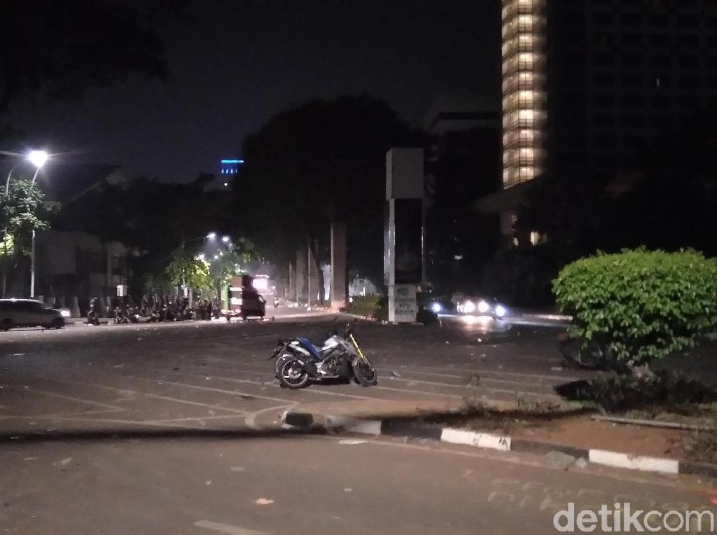 Massa Dipukul Mundur, Jl Asia Afrika Senayan Kembali Dibuka Massa Dipukul Mundur, Jl Asia Afrika Senayan Kembali Dibuka
