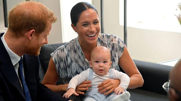 Archie bersama Meghan Markle dan Pangeran Harry/