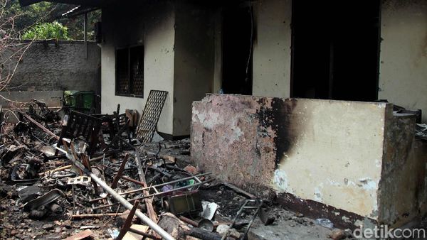 Kondisi Pos Polisi Palmerah yang Terbakar Pascabentrok