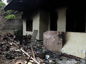 Kondisi Pos Polisi Palmerah yang Terbakar Pascabentrok