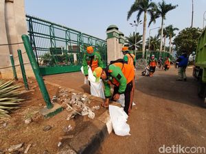 Petugas DLH DKI Bersihkan Bekas Kericuhan Demo di Depan DPR