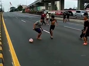 Kala Tol Dalam Kota Dipakai Main Bola saat Ada Demo di DPR
