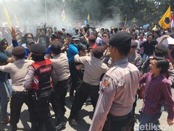 Unjuk Rasa Mahasiswa di Jember Diwarnai Adu Pukul dengan Polisi