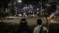 Suasana saat bentrokan terjadi antara massa pelajar dengan kepolisian di kawasan Palmerah, Jakarta Barat