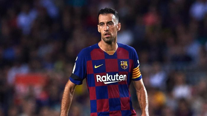 Busquets BARCELONA, SPAIN - SEPTEMBER 14: Sergio Busquets of FC Barcelona conducts the ball during the La Liga match between FC Barcelona and Valencia CF at Camp Nou on September 14, 2019 in Barcelona, Spain. (Photo by Alex Caparros/Getty Images)