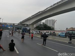 Tol Dalkot Cawang Ditutup, Bocah Asyik Main Bola