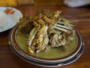 Yuk Icip Kuliner Legendaris Solo: Tengkleng Pak Manto Yuk Icip Kuliner Legendaris Solo: Tengkleng Pak Manto