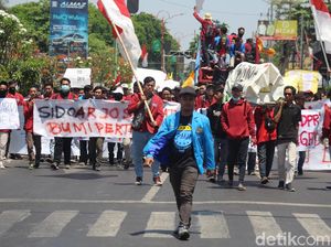 Sempat Blokir Jalan, Massa Mahasiswa Geruduk DPRD Sidoarjo