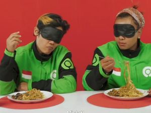 Ini Ekspresi Driver Ojol Saat Cicip Beragam Makanan dengan Mata Tertutup