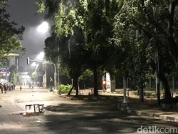 Massa Lempar Molotov hingga Petasan ke Arah Gerbang DPR