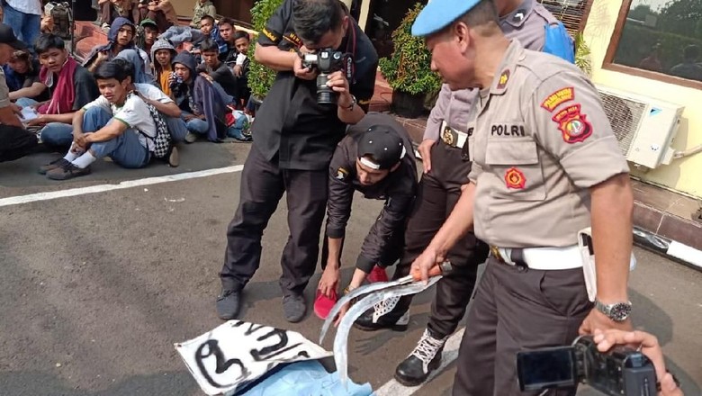 Polisi Temukan Senjata Tajam dari Massa Pelajar yang Hendak Demo di DPR Polisi Temukan Senjata Tajam dari Massa Pelajar yang Hendak Demo di DPR