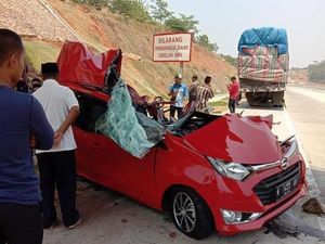 Mobil Tabrak Truk Tronton di Tol Batang, 2 Orang Tewas
