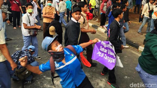 Massa Pelajar Lempari Kompleks DPR