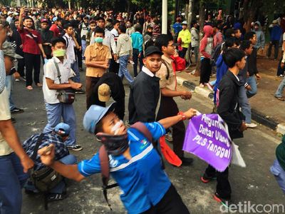 Massa Pelajar Lempari Kompleks DPR