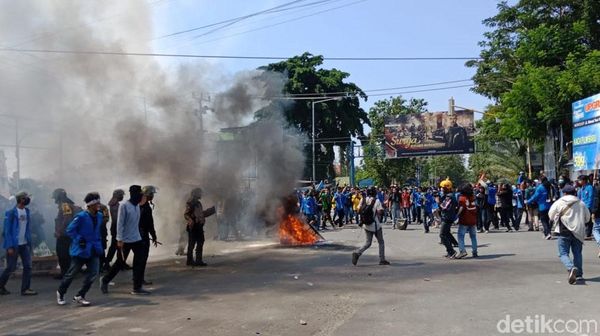 Penampakan Demo Mahasiswa yang Ricuh di Palu
