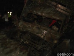 Tegang! Truk Nyungsep Sungai, Sopir Kejepit Dievakuasi Pakai Alat Potong