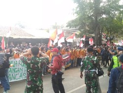 Mahasiswa Gelar Aksi Dekat Mabes TNI, Ajak TNI Turun Kawal Pergerakan