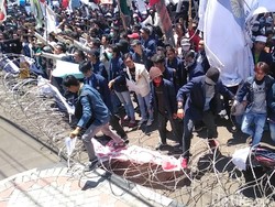 Paksa Masuk DPRD Jatim, Massa Mahasiswa Jebol Kawat Berduri