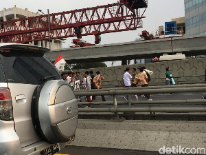 Ada Massa Pelajar di Tol Dalam Kota Ada Massa Pelajar di Tol Dalam Kota