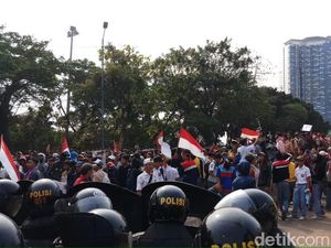 Pelajar Demo di Flyover Slipi, Polisi Pasang Barikade