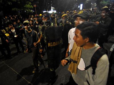 TNI Turun Tangan Tenangkan Massa Pelajar