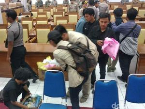 Momen Mahasiswa Kumpulkan Sampah Usai Aksi #GarutMelawan