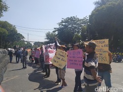 DPRD Surabaya Jamin PKL Jalan Anggrek Masih Bisa Berjualan