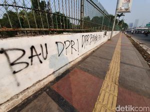 Pascademo di DPR, Jl Gatot Subroto Banyak Coretan-Sampah Berserakan