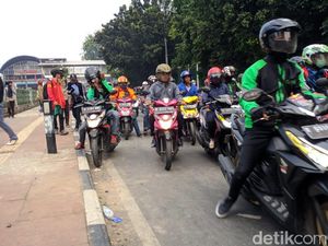 Melintas di Belakang DPR, Pemotor Oleng Gegara Gas Air Mata
