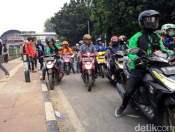 Melintas di Belakang DPR, Pemotor Oleng Gegara Gas Air Mata