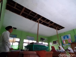 Guru-Siswa SDN 1 Ciawang Tasikmalaya Deg-degan Sekolah Ambruk