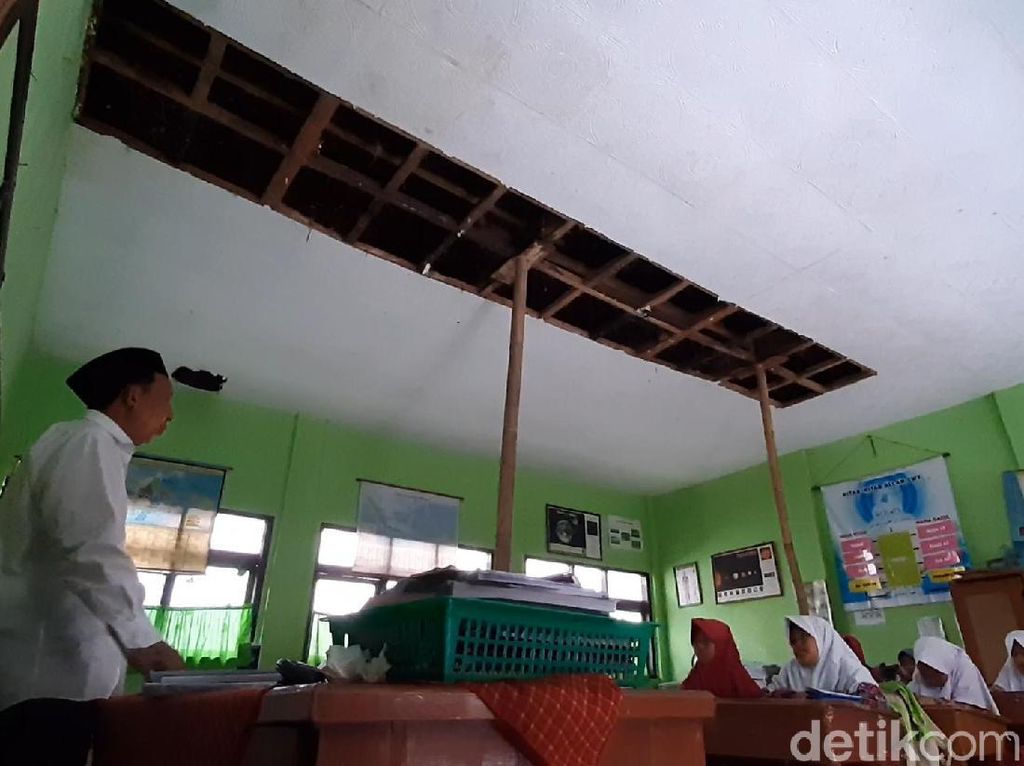 Guru-Siswa SDN 1 Ciawang Tasikmalaya Deg-degan Sekolah Ambruk Guru-Siswa SDN 1 Ciawang Tasikmalaya Deg-degan Sekolah Ambruk