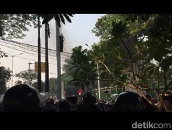 Massa Putih Abu-abu Beraksi, Asap Hitam Membumbung dari Belakang DPR