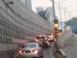 Halau Massa Pelajar, Polisi Lepaskan Gas Air Mata di Mampang Jaksel