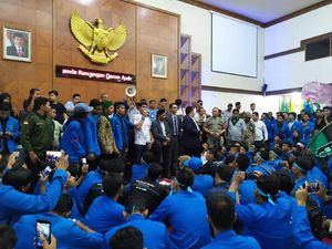 Mahasiswa Masuk Ruang Paripurna DPR Aceh, Sidang Ditunda